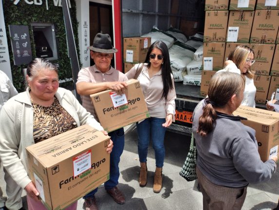 Productores de Cañar reciben beneficios agrícolas y títulos de propiedad