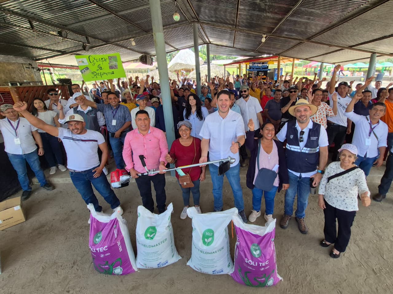 productores-santo-domingo-tsachilas-reciben-insumos-equipos-ecuador221.com_.ec_ Productores de Santo Domingo reciben insumos y equipos