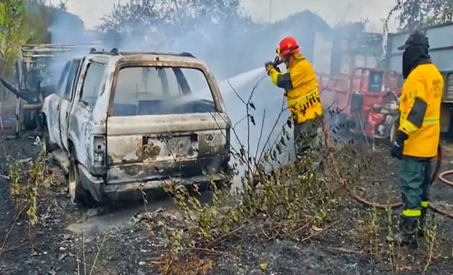 Se incendian 20 vehículos retenidos en la SENAE de Arenillas