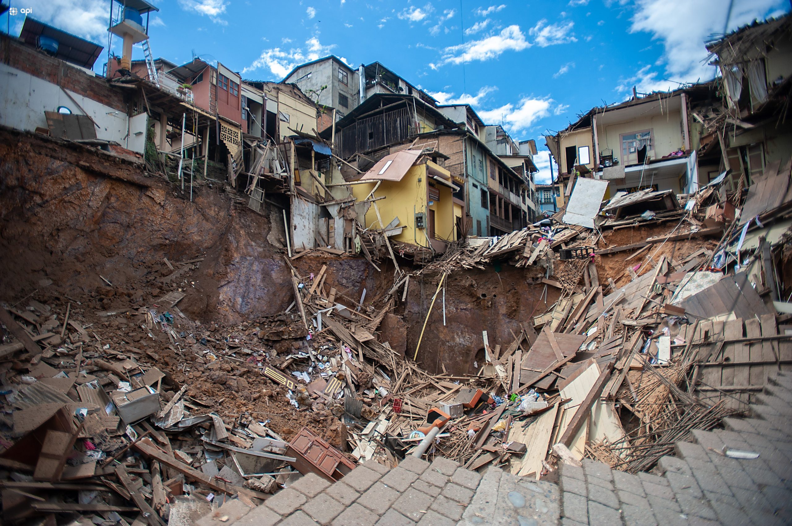 ecuador 221 socavones-en-ecuador-mineria-ilegal-amenaza-comunidades-urbanas.ecuador21.com_.ec_-scaled Socavones en Ecuador: minería ilegal amenaza comunidades urbanas