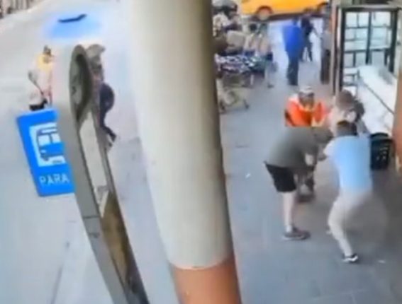 Turistas adultos asaltados y golpeados frente mercado Guayaquil