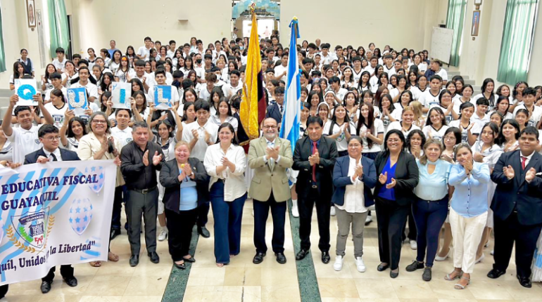 Más de 400 mil estudiantes homenajean a Guayaquil