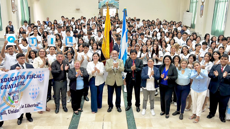 400-mil-estudiantes-homenajean-a-guayaquil-por-205-anos.ecuador221.com_.ec_ Más de 400 mil estudiantes homenajean a Guayaquil