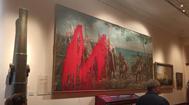 Activistas vandalizan cuadro de Colón en Museo Naval Madrid