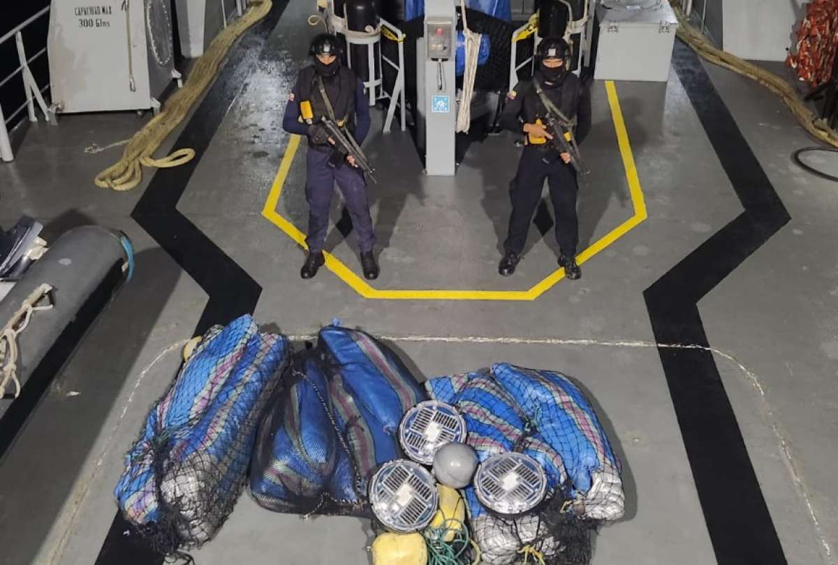 armad-intercepta-armamento-y-detiene-50-personas-en-galpagos.ecuador221.com_.ec_ Armada intercepta armamento y detiene 50 personas en Galápagos