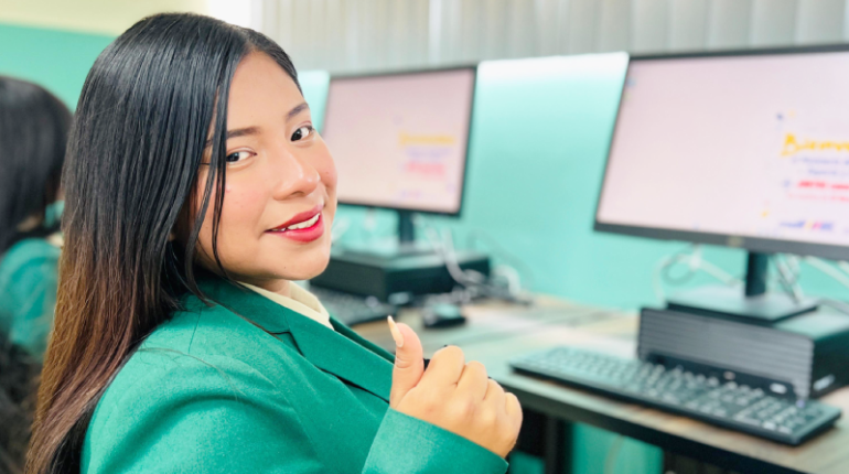 Gobierno impulsa becas para estudios nacionales e internacionales