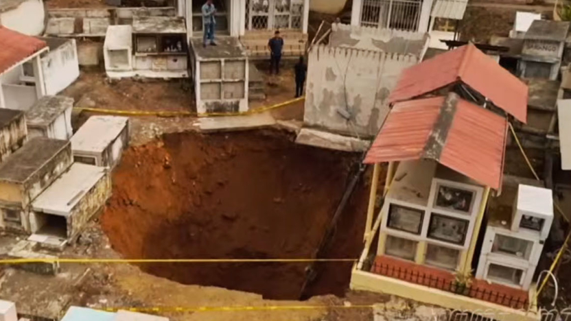 ecuador 221 cementerio-de-portovelo-cerrado-por-socavon-de-ocho-metros-de-diametro.ecuador221.com_.ec_ Cementerio de Portovelo cerrado por socavón de ocho metros de diámetro