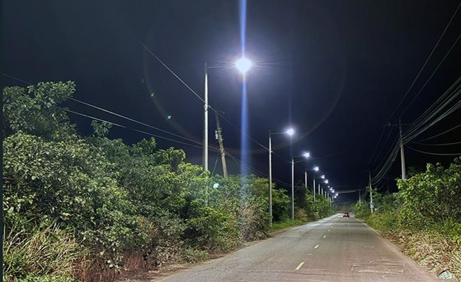 CNEL inauguró alumbrado público en la vía Valdivia-Sinchal
