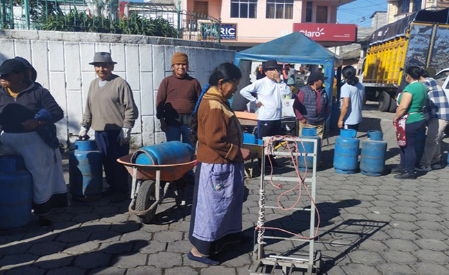Comunidades de Otavalo se organizan ante falta de gas doméstico