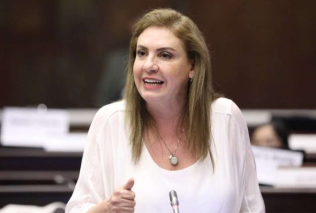 Correísmo evita destitución de asambleísta Nuria Butiñá