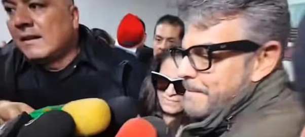 Eugenio Derbez y Alessandra Rosaldo enfrentan momento tenso con la prensa en aeropuerto