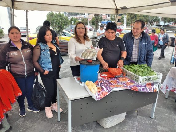 Más de 25 emprendimientos participan en feria agrícola