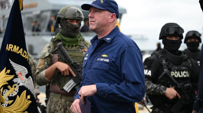 Guardacostas de EE. UU. llegan a Manta con 23 detenidos por narcotráfico