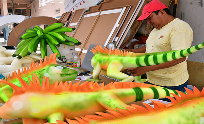 Guayaquil se prepara para un desfile de carros alegóricos