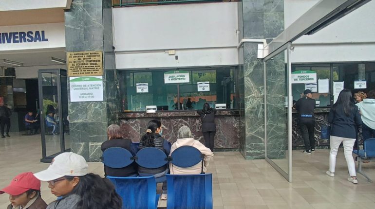 Jubilados del IESS recibirán pago anticipado del décimo tercer sueldo