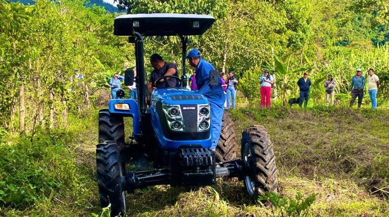 MAGP entrega tractor a productores para modernizar agricultura