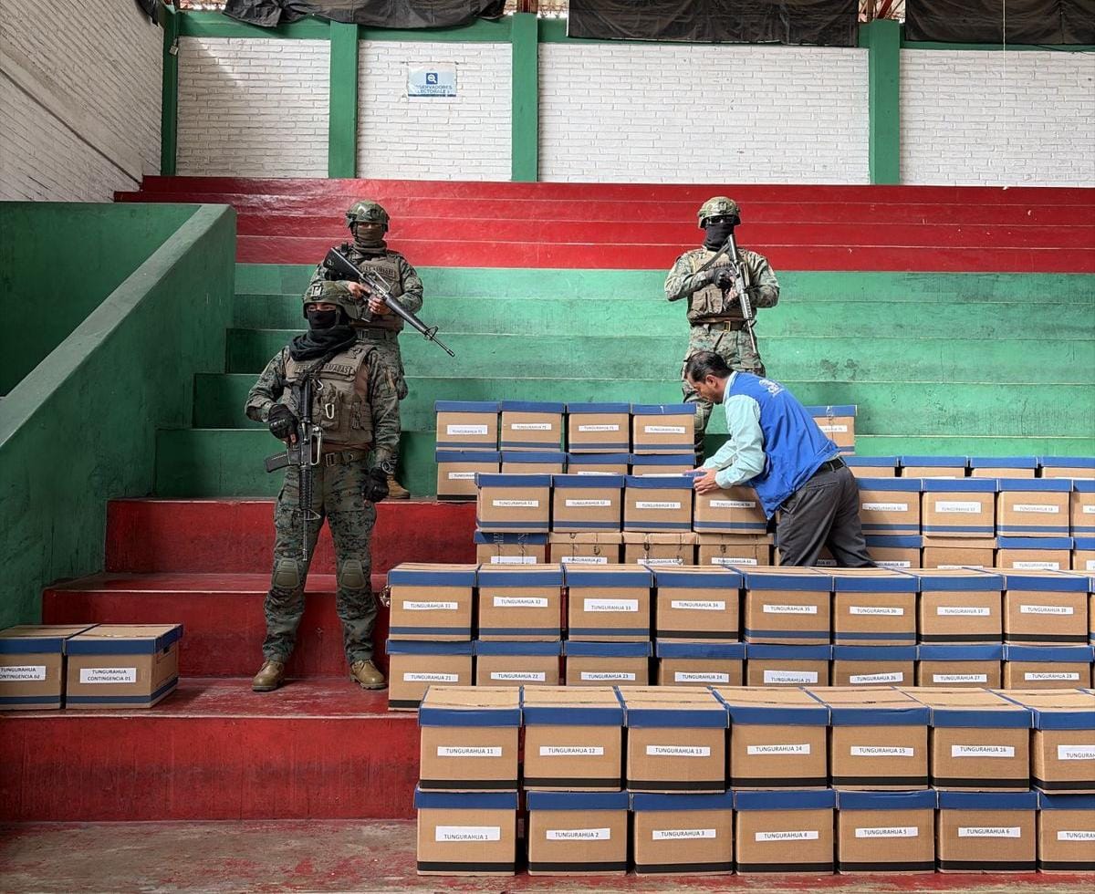 ecuador 221 militares-resguardan-llegada-de-kits-tcnicos-electorales-2025.ecuador221.com_.ec_ Militares resguardan llegada de kits técnicos electorales 2025