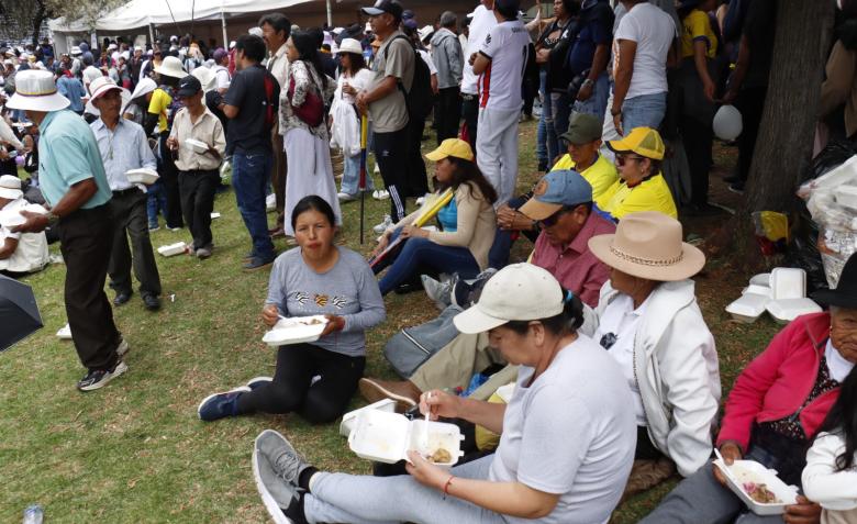 paro-nacional-quito-gases-seco-chancho-opuestos.ecuador221.com_.ec_ Paro nacional en Quito muestra escenas completamente opuestas