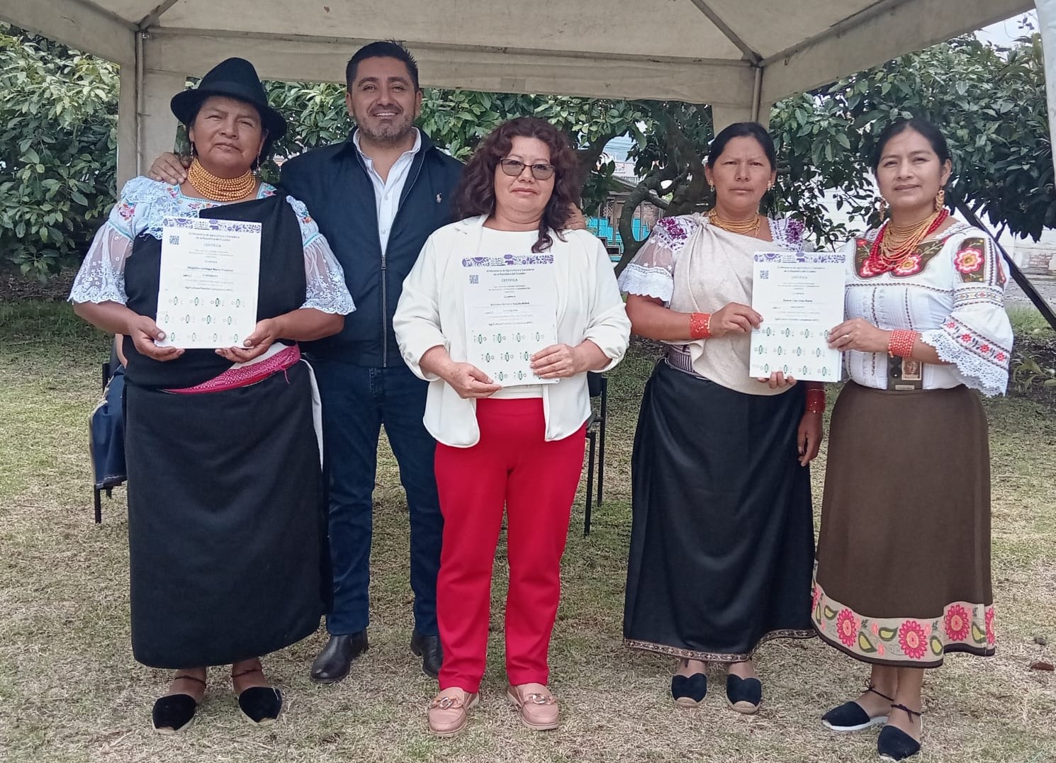 ecuador 221 productores-de-imbabura-reciben-ttulos-y-certificaciones-oficiales.ecuador221.com_.ec_ Productores de Imbabura reciben títulos y certificaciones oficiales