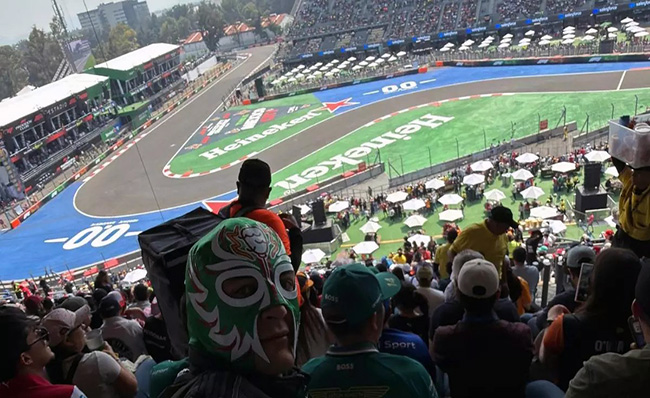 ecuador 221 russell-se-infiltra-en-las-gradas-durante-los-libres-1-en-mexico-ecuador221.com_.ec_ Russell se infiltra en las gradas durante los Libres 1 en México