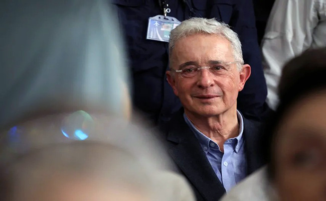 ecuador 221 tribunal-absuelve-a-alvaro-uribe-de-los-cargos-de-soborno-y-fraude-procesal-ecuador221.com_.ec_ Tribunal absuelve a Álvaro Uribe de los cargos de soborno y fraude procesal