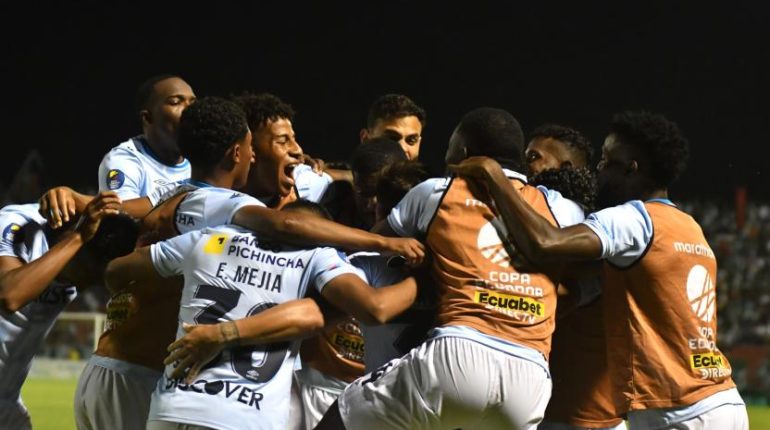 Universidad Católica vence a Liga y avanza cuartos