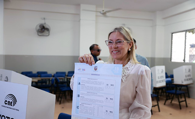 Anabella Azín ejerció su derecho al voto en Guayaquil