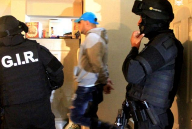 Banda simulaba allanamientos y robaba miles de dólares