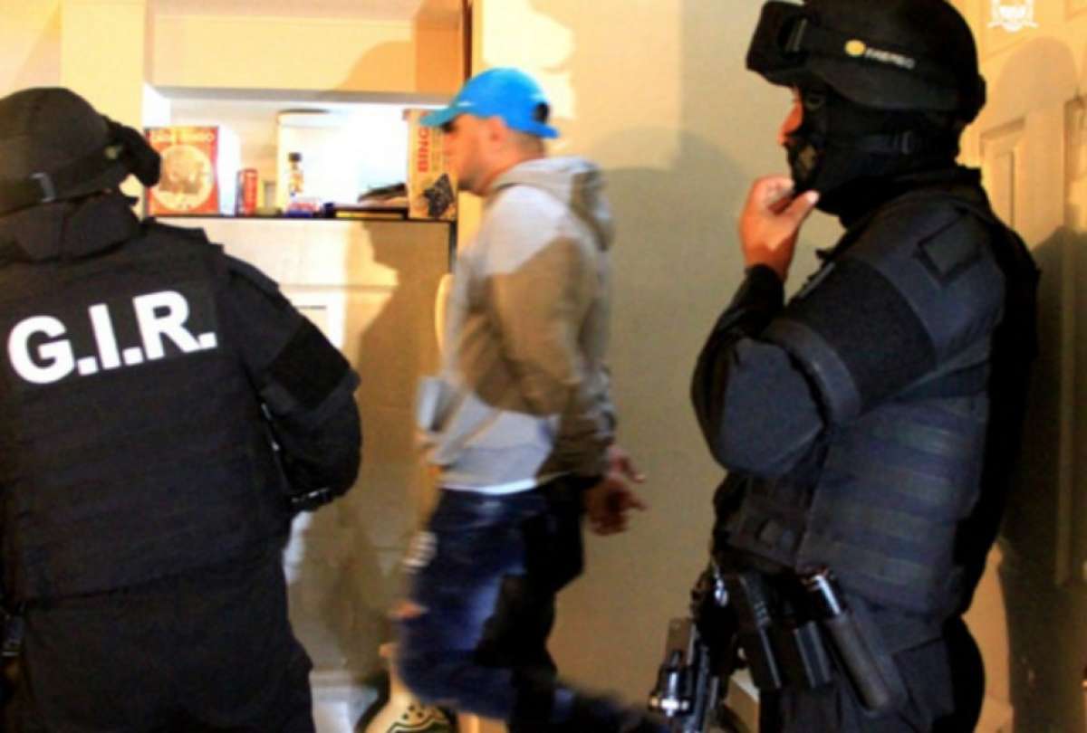 bf2c6baca12cb7f21890fa37e5daefdb_XL Banda simulaba allanamientos y robaba miles de dólares