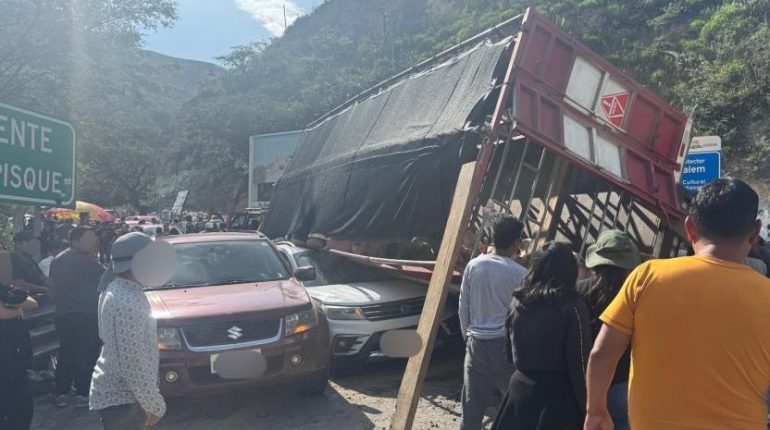 Camión se vuelca sobre dos vehículos en Quito