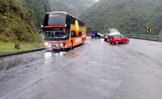 choque-entre-bus-y-auto-ocasionan-cierre-parcial-de-la-via-aloag-santo-domingo-ecuador221.com_.ec_ Choque entre bus y auto ocasionan cierre parcial de la vía Alóag - Santo Domingo
