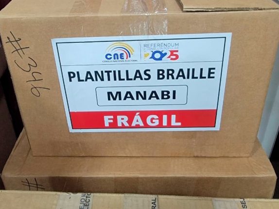CNE Manabí recibió señalética electoral y plantillas braille para el Referéndum
