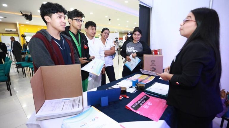 CNE promueve cultura democrática con punto informativo en Guayas