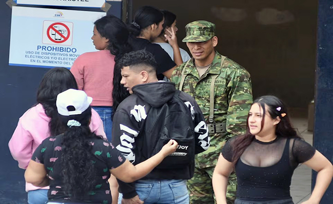 Detenidos por boletas de apremio en la Unidad Educativa Aguirre Abad