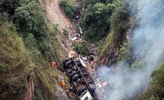 Dos muertos tras caída de camión a un abismo en Pallatanga