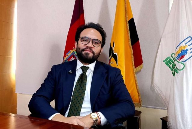 Édgar Lama acusa a Correa de desfalco y corrupción en IESS