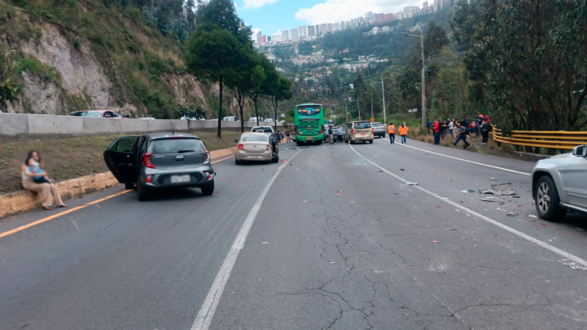 ecuador 221 foto-cortesia Choque múltiple en la vía Aeropuerto -Quito