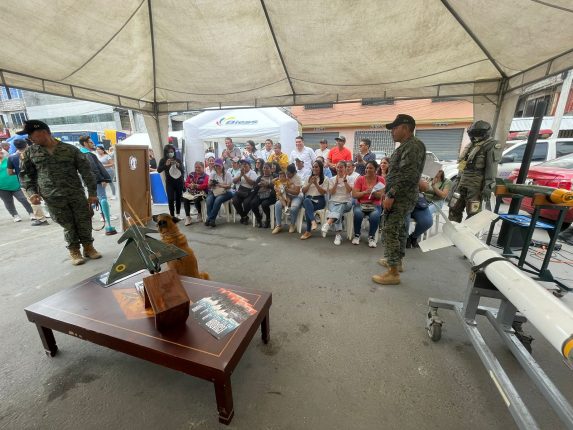 Fuerza Aérea impulsa brigada social en Durán
