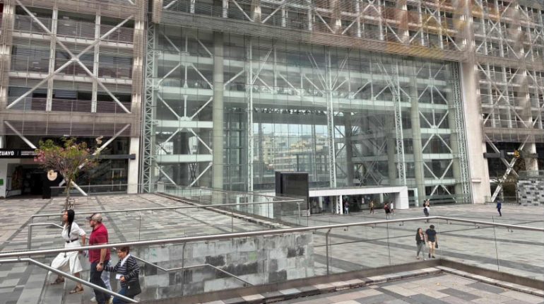 Gobierno adelanta pago del décimo tercer sueldo antes del referéndum 2025