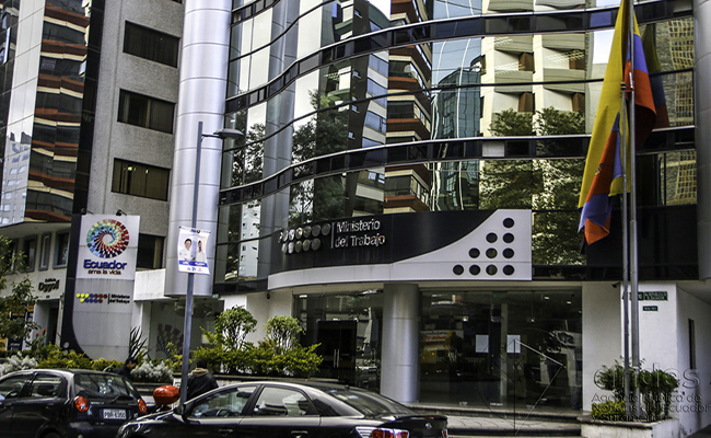 Hay 100 mil becas con el 60 % para servidores públicos