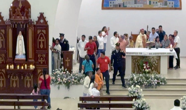 hombres-armados-atacaron-templo-faro-durante-misa-dominical-ecuador221.com_.ec_ Hombres armados atacaron Templo Faro durante misa dominical