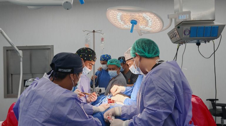 Hospital de Sucre realiza compleja cirugía de columna exitosamente