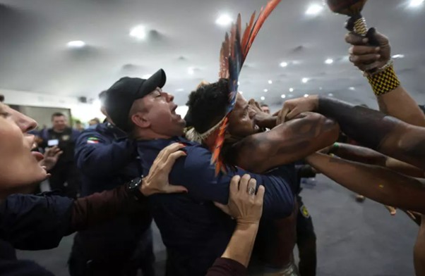 Indígenas irrumpen en la COP30 y exigen justicia climática