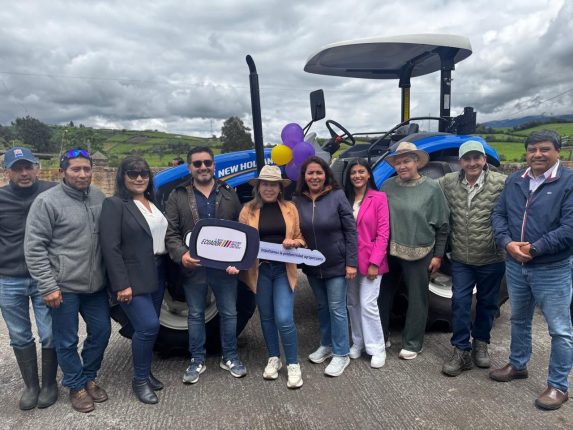 MAGP entrega tractores para fortalecer la producción agrícola en Carchi