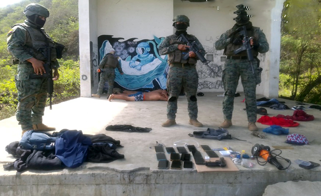 Militares detienen a cinco sujetos con armas y celulares