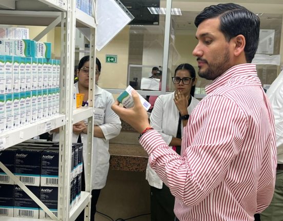 Ministro de Salud verifica atención y abastecimiento en Guayaquil