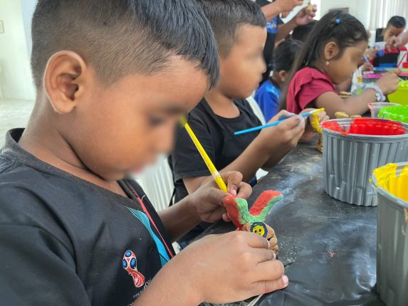 Niñez de La Pila exhibe arte en barro vivo