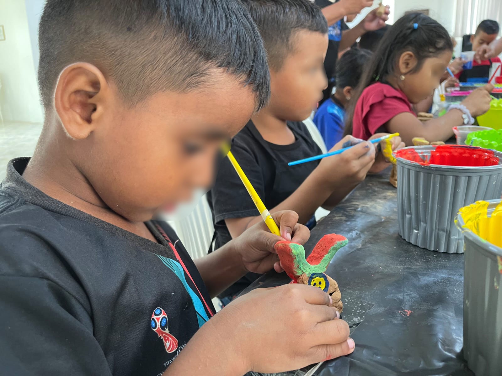 ecuador 221 ninez-de-la-pila-exhibe-arte-en-barro-vivo.ecuador221.com_.ec_ Niñez de La Pila exhibe arte en barro vivo