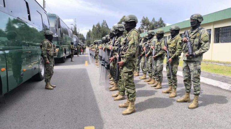 Noboa cumple y entrega bono ‘Legado de Honor’ a uniformados