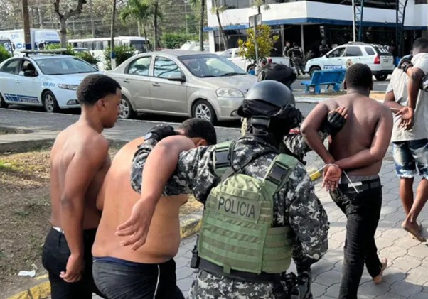 Policía captura a 11 miembros de Los Lobos en Esmeraldas